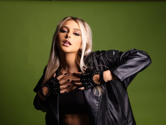 Laura Schadeck volta ao Pop Punk e se prepara para lançar 